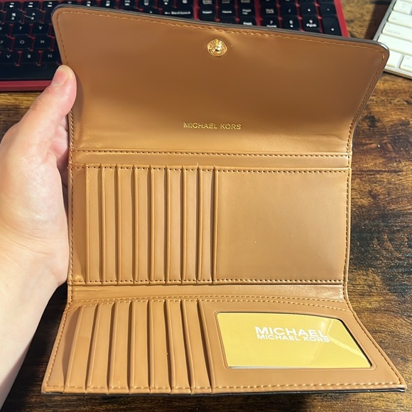 NWOT Authentic Michael Kors Wallet - Picture 3 of 5